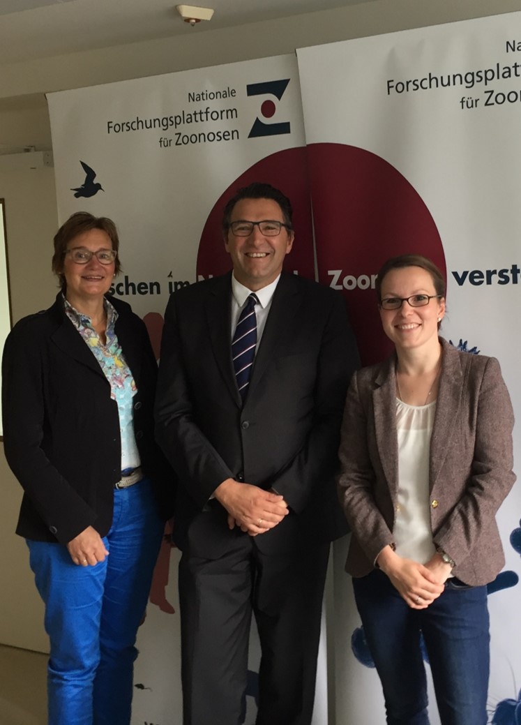  Foto von links: Sybille Benning Bundestagsabgeordnete für Münster, Prof. Dr. Stephan Ludwig Standortleiter Zoonosenplattform Münster, Dr. Friederike Jansen wissenschaftliche Referentin Zoonosenplattform Münster